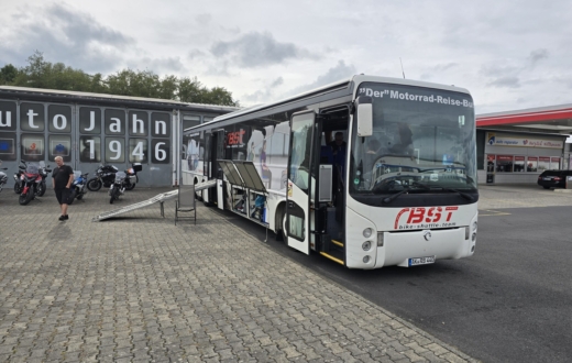 An- Abreise mit dem Motorrad Bus Fahrer und Bikes sicher im Tourbus ©HorstReitz